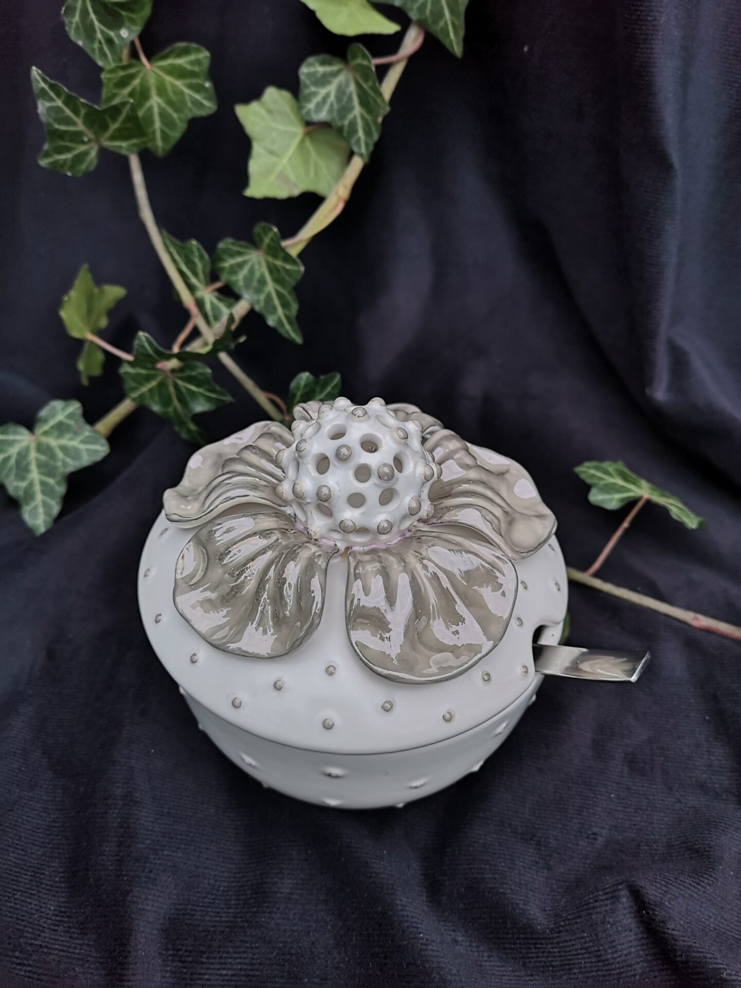 store_01GH3PA19DT5S64CY5FZFC6QWZ2Fassets2F1667651231115-IMG_20201111_160651.jpg Blooming Sweetness - Ceramic Sugar container - White and grey color - Image 1