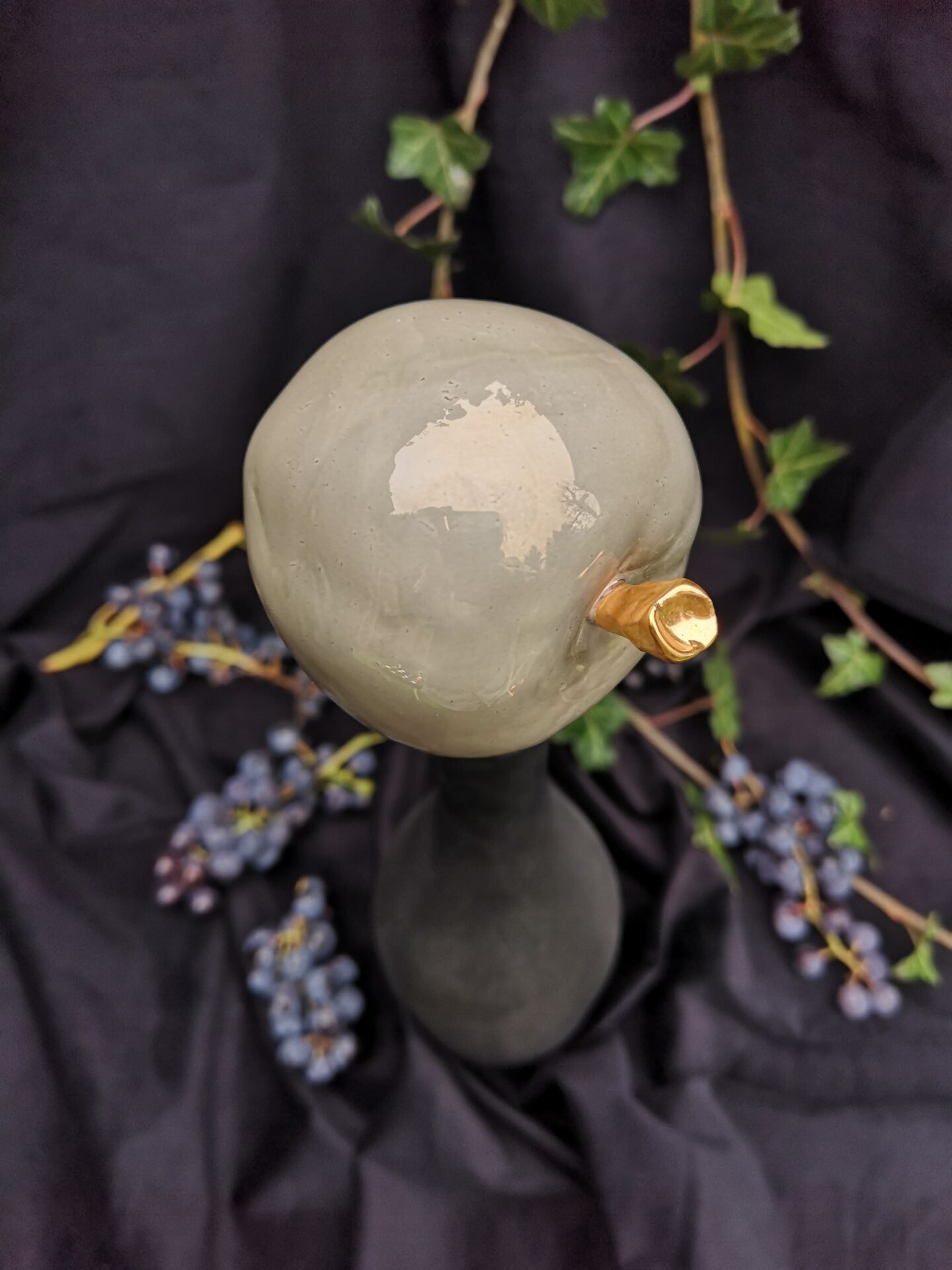 store_01GH3PA19DT5S64CY5FZFC6QWZ2Fassets2F1668021584163-IMG_20201110_141104.jpg Apple Inspired Ceramic Wine Cork - Grey color - Image 1