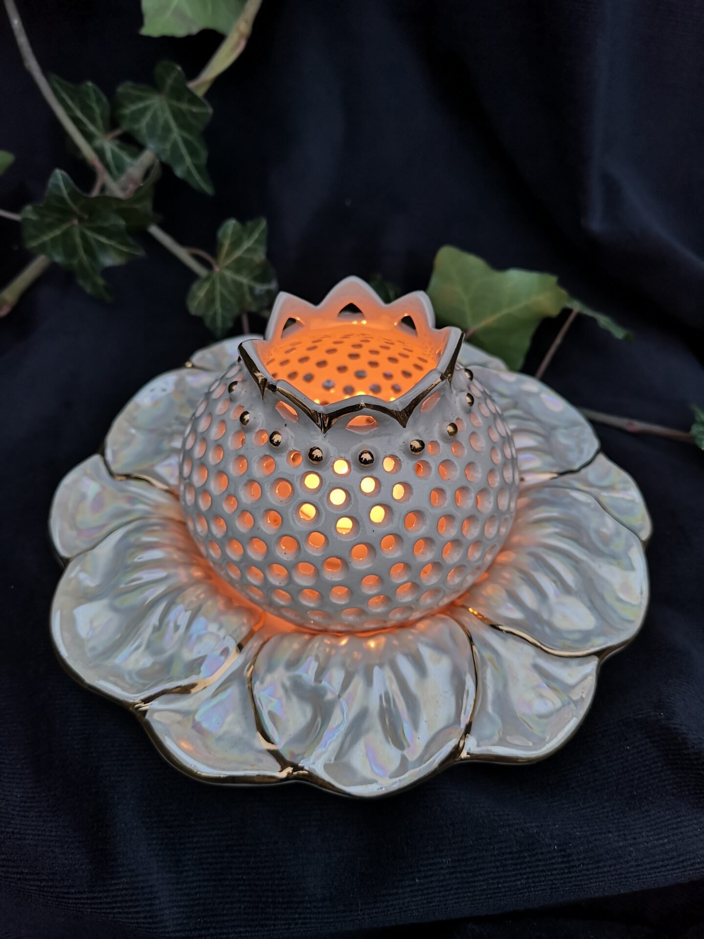 store_01GH3PA19DT5S64CY5FZFC6QWZ2Fassets2F1670231884033-IMG_20201111_162441.jpg Blossoming Glow: Flower Bud-Shaped Candle Holder - Pearl white color - Image 1