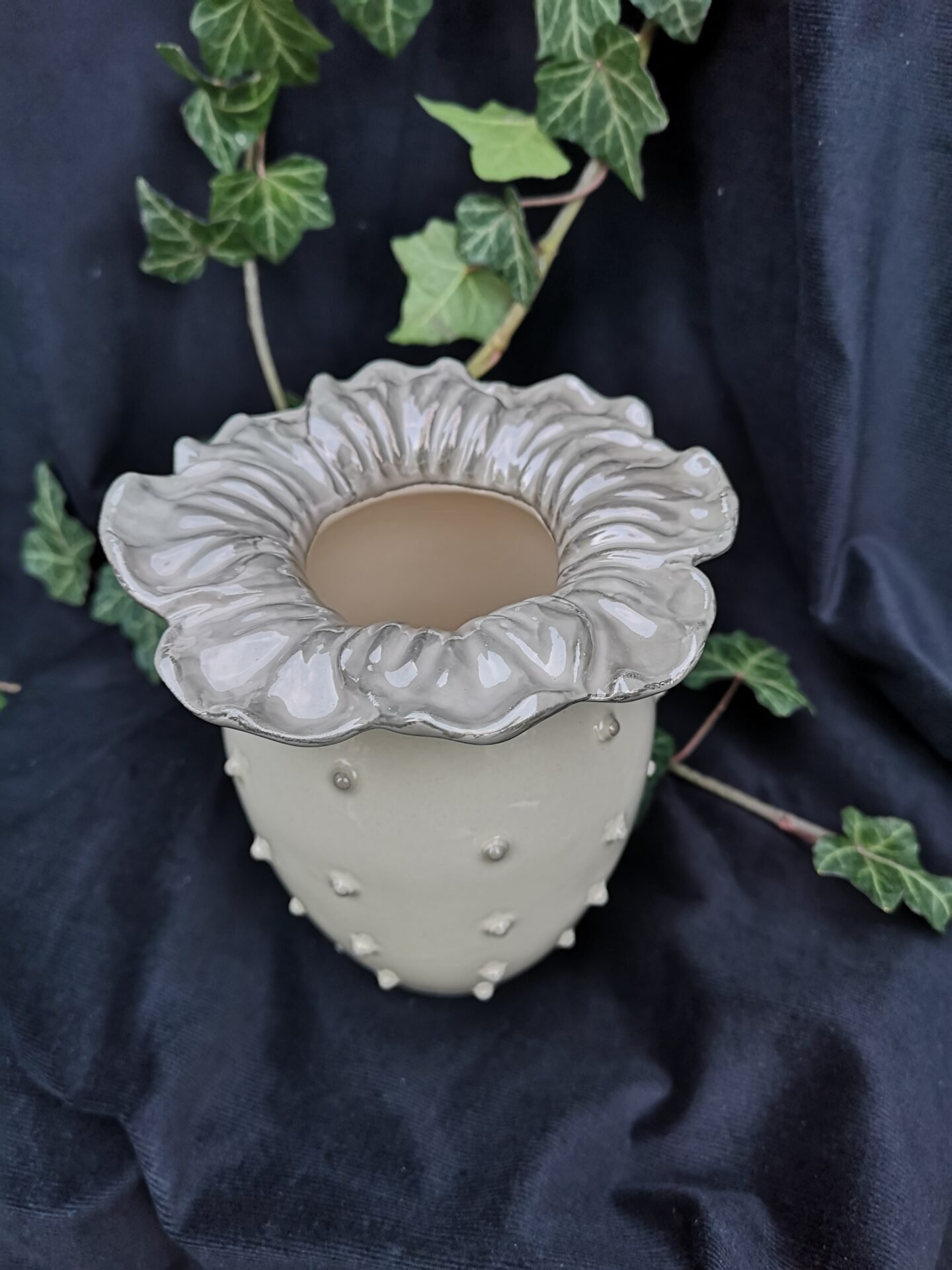 store_01GH3PA19DT5S64CY5FZFC6QWZ2Fassets2F1670233407127-IMG_20201111_154830.jpg Floral Bloom Vase - White and grey color - Image 1