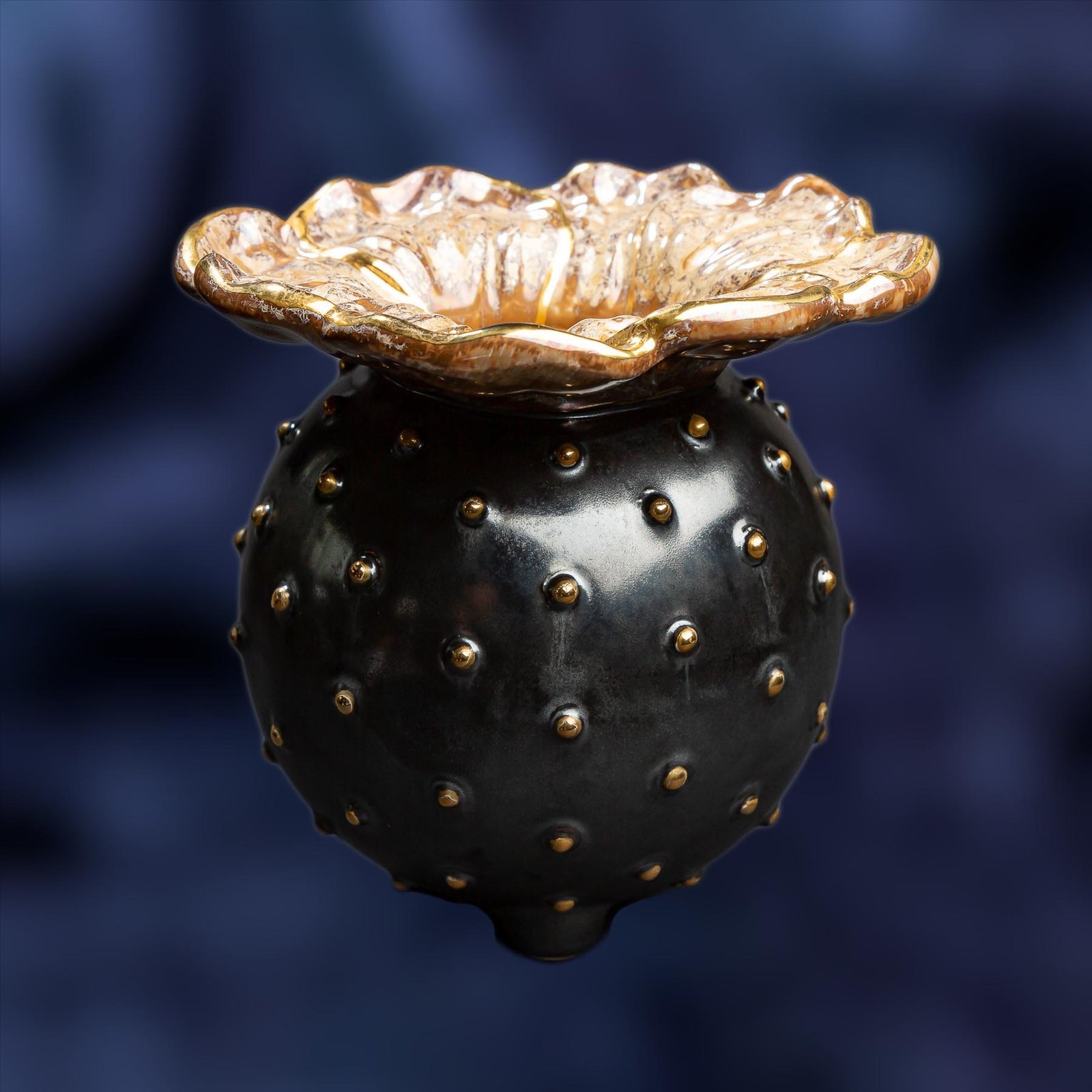 store_01GH3PA19DT5S64CY5FZFC6QWZ2Fassets2F1712761100740-MEI_034820copy.jpg Petite Floral Bloom Vase - Black and gold color - Image 1