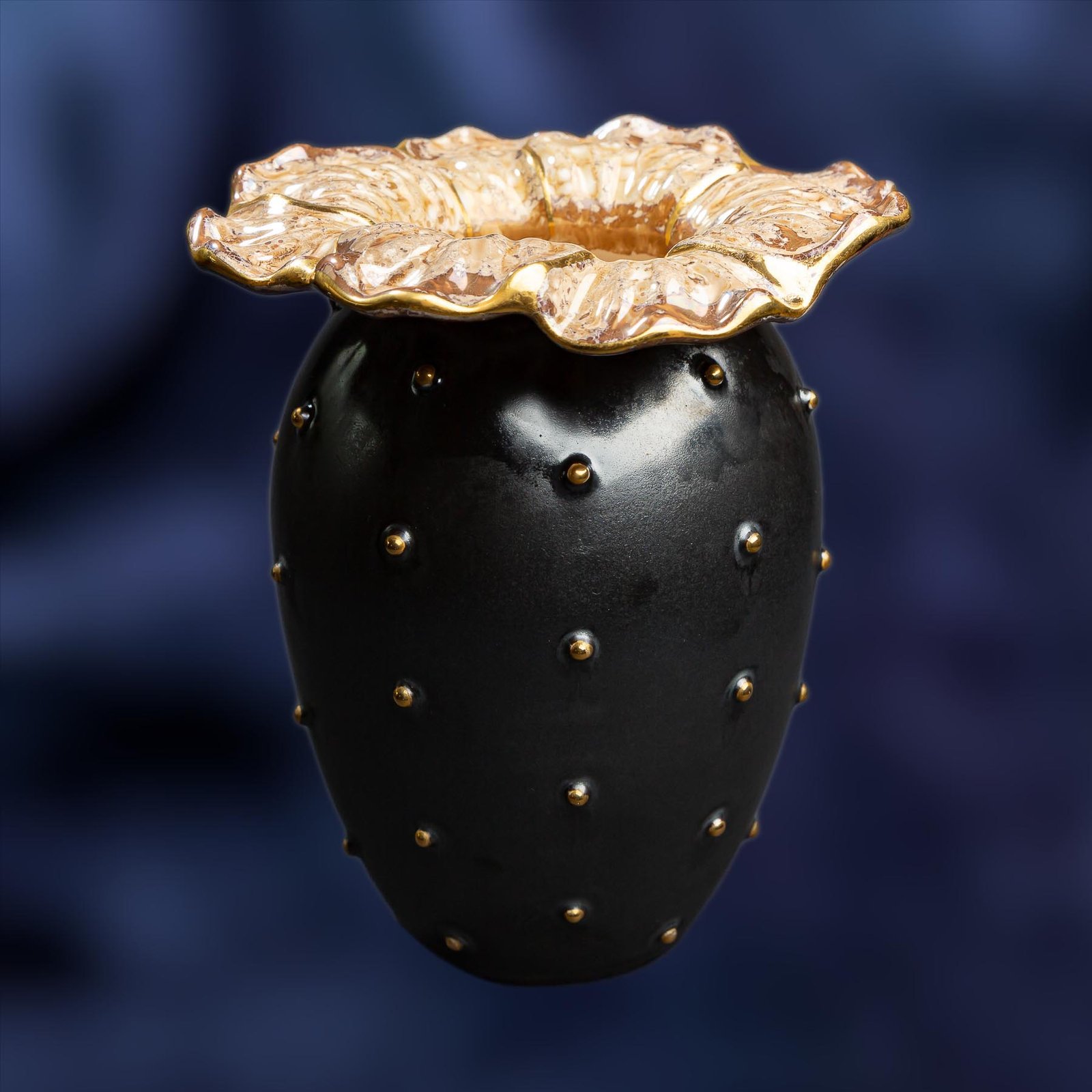 store_01GH3PA19DT5S64CY5FZFC6QWZ2Fassets2F1712761175863-MEI_023820copy.jpg Floral Bloom Vase - Black and gold color - Image 1