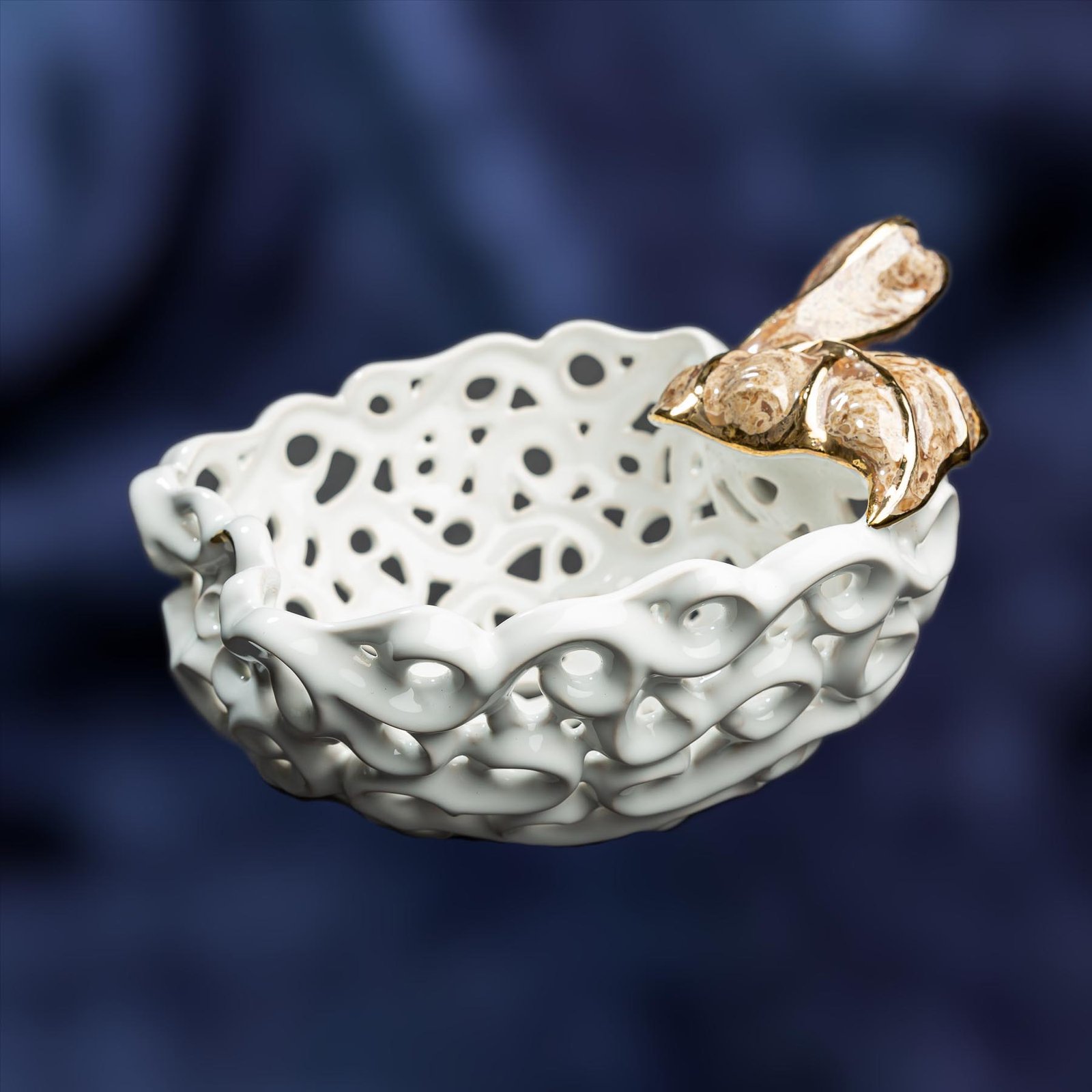 store_01GH3PA19DT5S64CY5FZFC6QWZ2Fassets2F1712763144664-MEI_038720copy.jpg Apple-Shaped Ceramic Bowl - White and gold color - Image 1