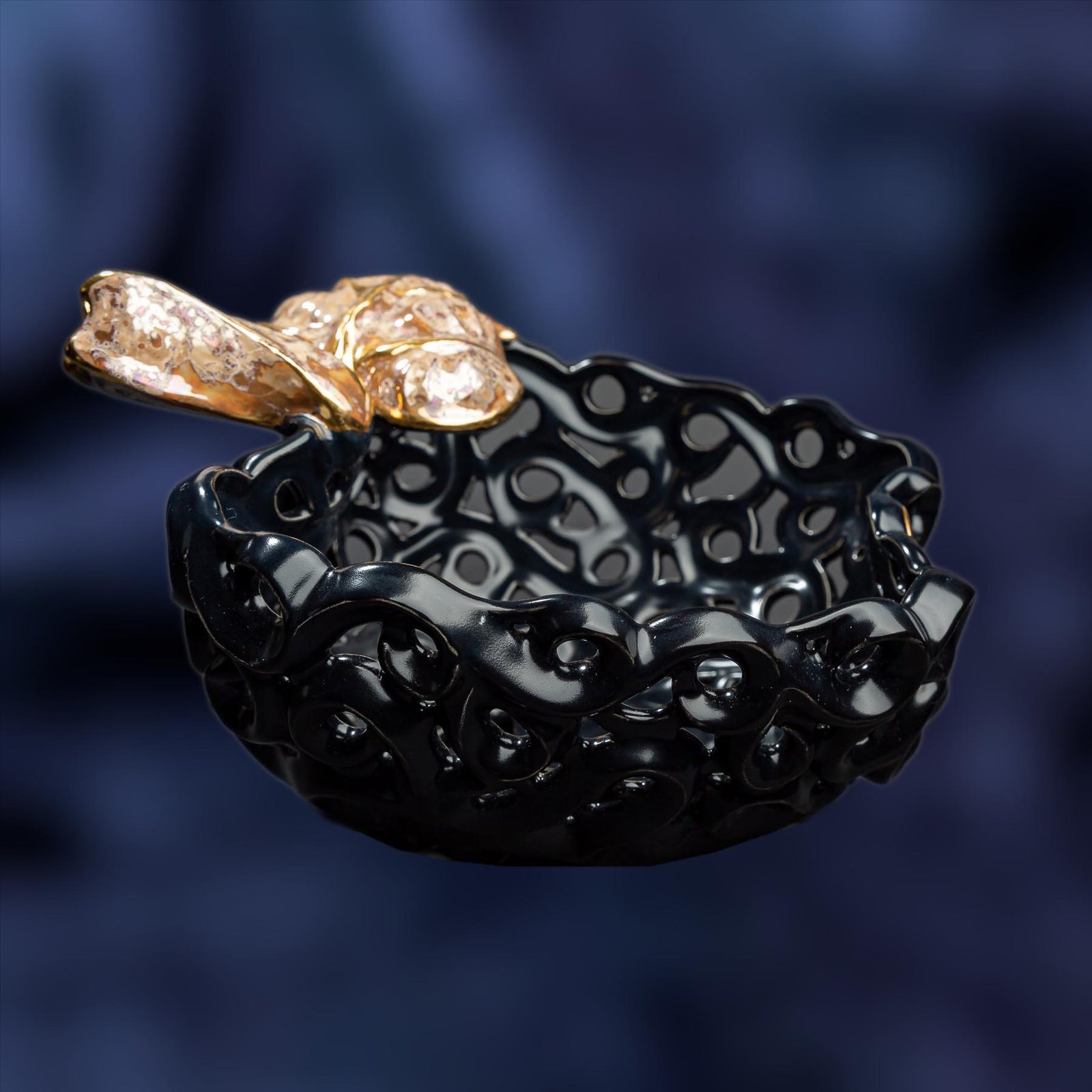 store_01GH3PA19DT5S64CY5FZFC6QWZ2Fassets2F1712763267342-MEI_045920copy.jpg Apple-Shaped Ceramic Bowl - Black and gold color - Image 1